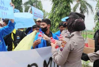 Setangkai bunga mawar polisi warnai aksi unras penolakan kenaikan BBM 