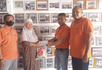 Ketua Pewarta saat memberikan santunan