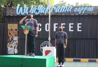 Danrem 052/Wkr Brigjen TNI Rano Tilaar saat pimpin upacara 
