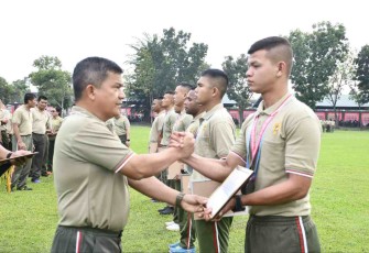 Pangdam I/BB Mayjen TNI Achmad Daniel Chardin saat memberikan penghargaan prajurit berprestasi 
