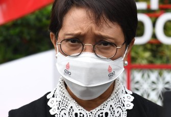 Menlu Retno Marsudi saat memberikan keterangan pers 