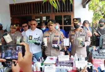 Kapolres Rembang AKBP Dandi Ario Yustiawan saat konferensi pers di TKP
