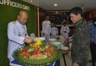 Pangkolinlamil saat potong tumpeng syukuran HUT ke 77 TNI Angkatan Laut 