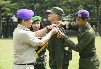 Wagub DKI Jakarta Ir H Ahmad Riza Patria saat menyematkan lencana pendidikan menwa di Rindam Jaya