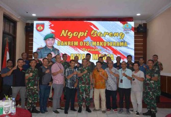 Danrem 073/Mkt  poto bersama awak media 