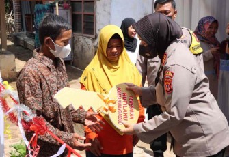 Kapolres Subang saat menyerahkan kunci rumah 