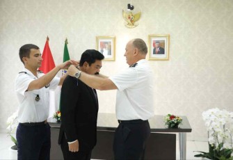 Menteri ATR/BPN Hadi Tjahjanto saat menerima penghargaan Commander of the National Order of Merit dari pemerintah Prancis di Jakarta 