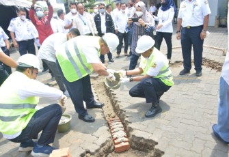 Peletakan batu pertama pembangunan ruang tunggu pelayanan 