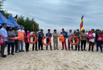 Foto bersama penerima sembako dan alat keselamatan kapal