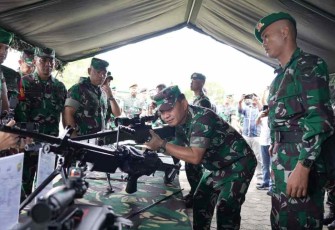 Kasad Jenderal TNI Dudung Abdurachman saat mencoba senjata di Yonif 132/BS
