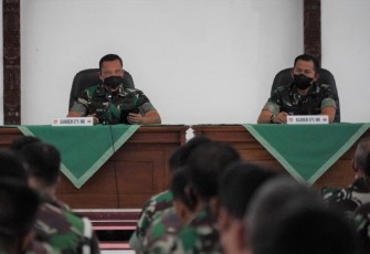 Danrem 071 Wijayakusuma saat memberikan pengarahan prajuritnya 