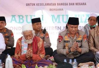 Kapolda Banten Irjen Pol Prof Dr Rudy Heriyanto bersama KH Abuya Muhyadi 