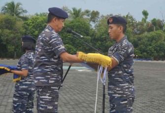 Danlantamal IV saat memberikan bendera Lantamal teladan tahun 2022