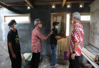 Ganjar Pranowo saat cek kondisi rumah pasca banjir
