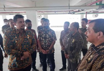 Walikota Medan Bobby Nasution saat menerima pemaparan progres pasar Aksara
