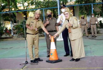 Pj Bupati Pati saat mengikuti upacara bendera di SMPN 3 Pati