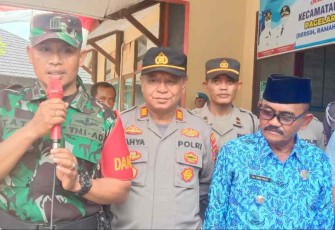 Kapten Inf Tata saat menghimbau peserta aksi unras