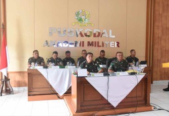 Gubernur Akmil saat memberikan pemaparan wilayah bebas korupsi melalui vidcon, Senin (19/9)