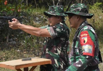 Dandim 0803/Madiun Letkol Inf Meina Helmi saat latihan menembak
