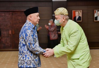 MenkopUKM Teten Masduki memberikan ucapan selamat Dr Yulius MA sebagai Deputi Bidang Usaha Mikro