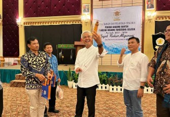 Gubernur Jateng Ganjar Pranowo saat melihat hasil karya WBP lapas Cilegon 
