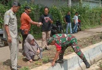 Danramil 0111/Pagelaran Kapten Inf Tata saat meninjau langsung monev di desa Kertasana des 