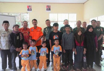 Danrem 071/Wijayakusuma foto bersama pengajar dan siswa MTs Pakis, Rabu (21/9)