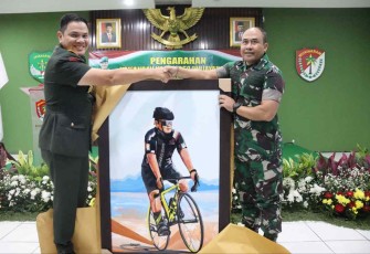 Danrem 052/Wkr Brigjen TNI Rano Tilaar saat memberikan apresiasi Dandim 0503/JB
