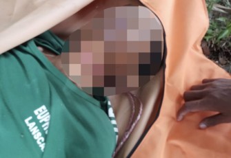 R saat dievakuasi polisi di TKP