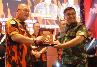 Danrem 064/MY Brigjen TNI Tatang Subarna menerima cenderamata plakat Pemuda Pancasila di hotel Novotel Tangerang, Selasa (27/9)