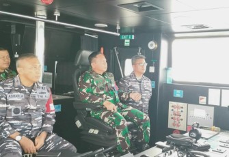 Pangkoarmada III Laksamana Muda TNI Irvansyah saat entry briefing diatas kapal perang