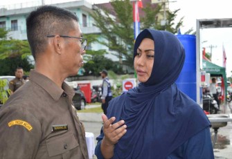 Lela saat mengapresiasi keberadaan pasar Aksara, Rabu (28/9)