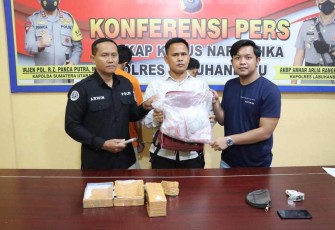 Satres Narkoba Polres Labuhanbatu saat pers release, Rabu (28/9)
