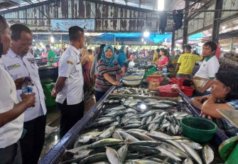 Dirut PUD Pasar Medan Suwarno berdialog dengan pedagang Pasar Medan Deli, Rabu (28/9)