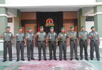 Danrem 142/Tatag Brigjen TNI Farouk foto bersama usai sertijab Kasi Intel Kasrem 142/Tatag. Kamis (29/9) 