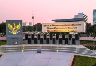 Sinar lampu menggunakan panel listrik tenaga Surya. Kamis (29/9)