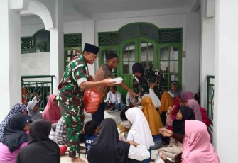 Jum'at Berkah membagikan nasi bungkus ke masyarakat 