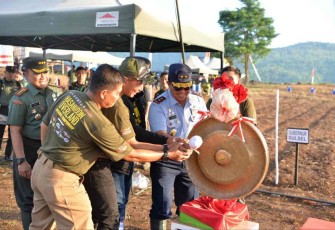 Pangkoopsud II Marsekal Muda TNI Widyargo Ikoputra saat pemukulan gong ketahanan pangan bersama Pangdam Hasanuddin dan Bupati Maros. Minggu (2/10)