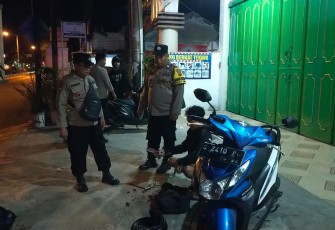 Polisi saat memeriksa pemuda diduga mengikuti balap liar. Minggu (2/10)