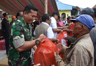 Danrem 023/KS Kol Inf Dodi Triwinarto saat memberikan bantuan korban bencana. Minggu (2/10)