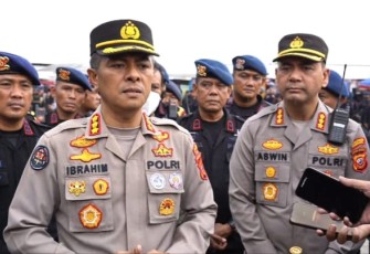 Kabid Humas Polda Jabar Kombes Pol Ibrahim Tompo saat memberikan keterangan pers laga Persib Vs Persija. Minggu (2/10)