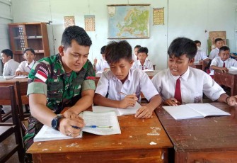 Memberikan pembelajaran pendidikan anak-anak perbatasan. Senin (3/10)