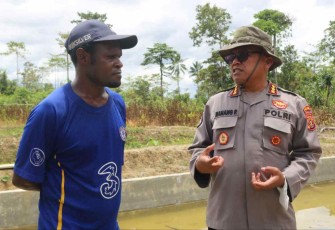 Kasatgas Binmas Ops Damai Cartenz Kombes Pol Nanang Purnomo saat memberikan arahan ke warga binaan di spot perikanan Kabupaten Mimika. Senin (3/10)