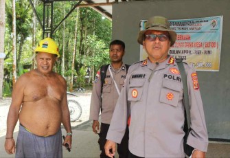 Kasatgas Binmas Ops Damai Cartenz Kombes Pol Nanang Purnomo bersama tokoh masyarakat Daud Tabuni. Senin (3/10)