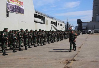 KRI Banjarmasin-592 saat debarkasi pasukan Yonif PR 431/SSP di Makassar, Selasa (4/10)