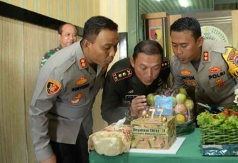 Dandim 0803/Madiun Letkol Inf Meina Helmi meniup lilin kue HUT TNI ke-77 