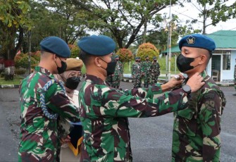 Danlanud Sutan Sjahrir Kol Nav Saeful Rakhmat menyematkan pangkat prajuritnya. Selasa (4/10)