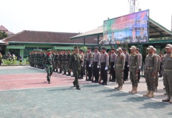 Dandim 0805/Ngawi Letkol Inf Adi Wirawan saat pengecekan prajuritnya, Rabu (5/10)