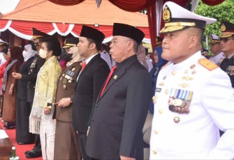 Danlantamal V Laksamana Pertama TNI Supardi saat mengikuti upacara HUT TNI ke-77. Rabu (5/10)