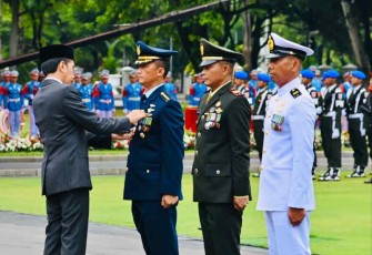 Asops Kas Koopsud I Kolonel Pnb Firman Dwi Cahyono saat disematkan piagam penghargaan presiden Jokowi. Rabu (5/10)